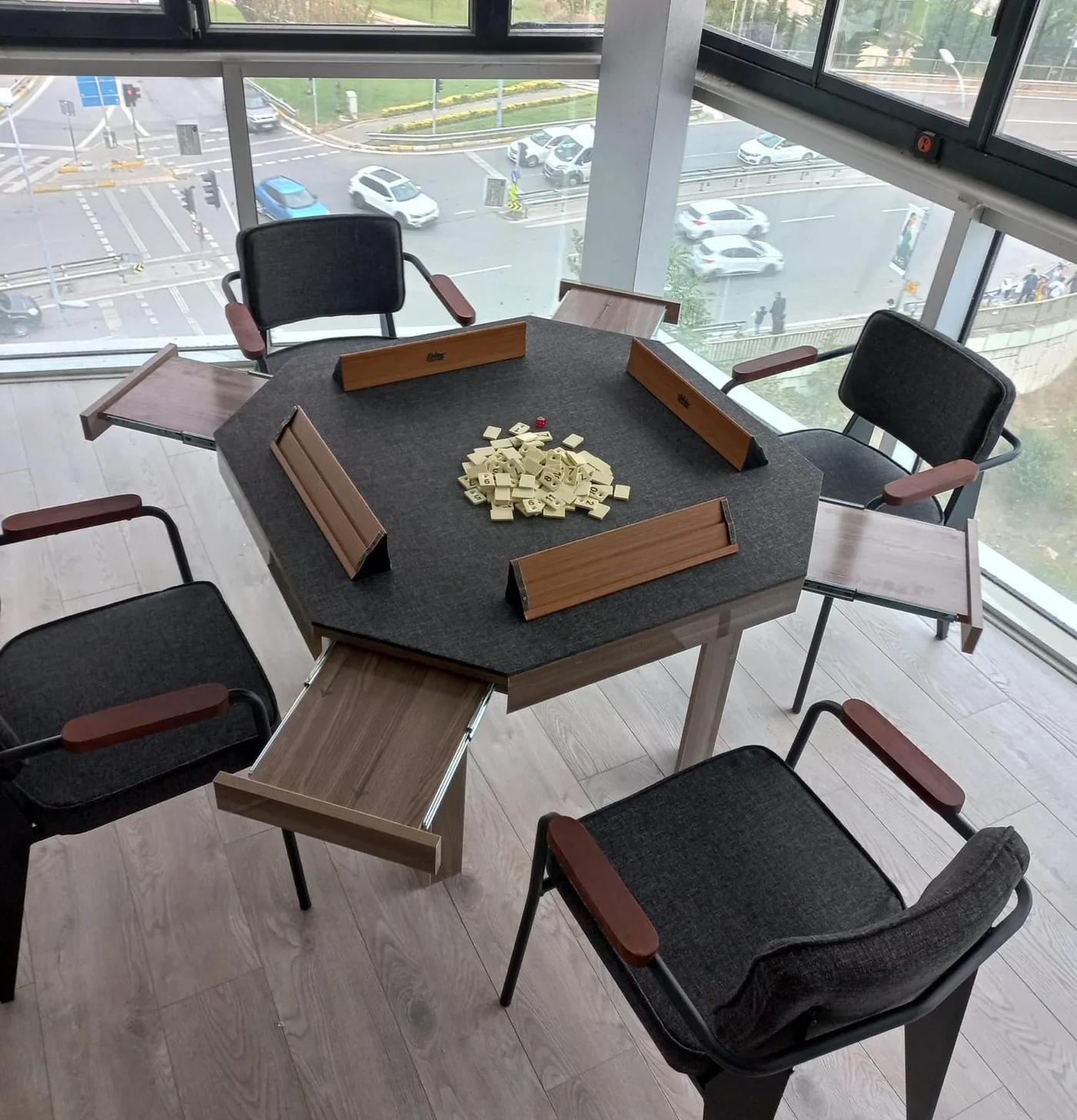 Çekmeceli okey masası – cam cepheli kafe