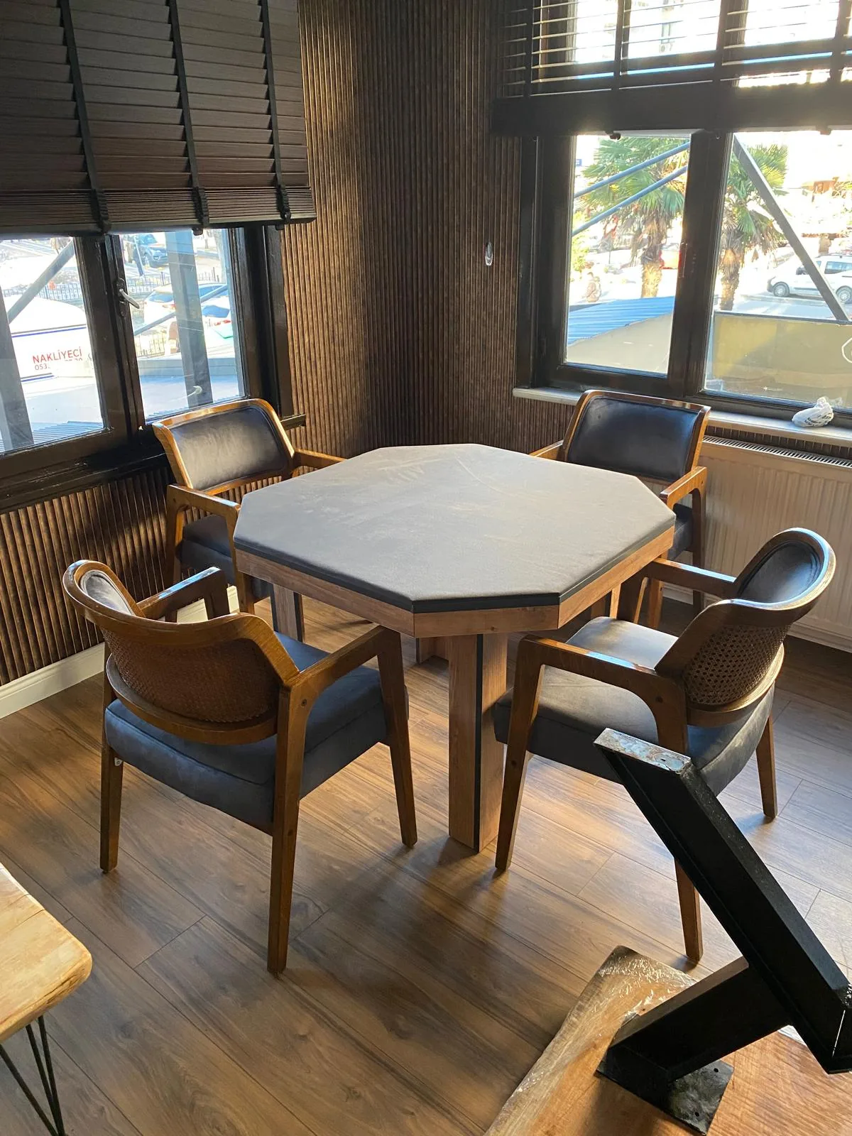 Rattan sırtlı sandalyeli okey masası