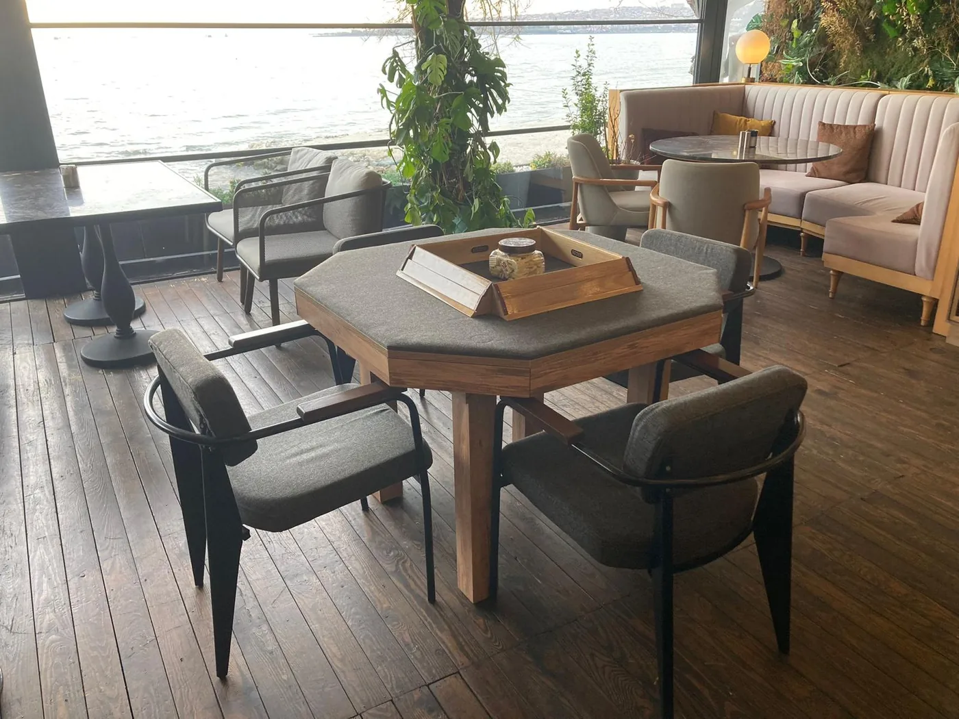 Sahil kafe – okey masası ve kolçaklı sandalye