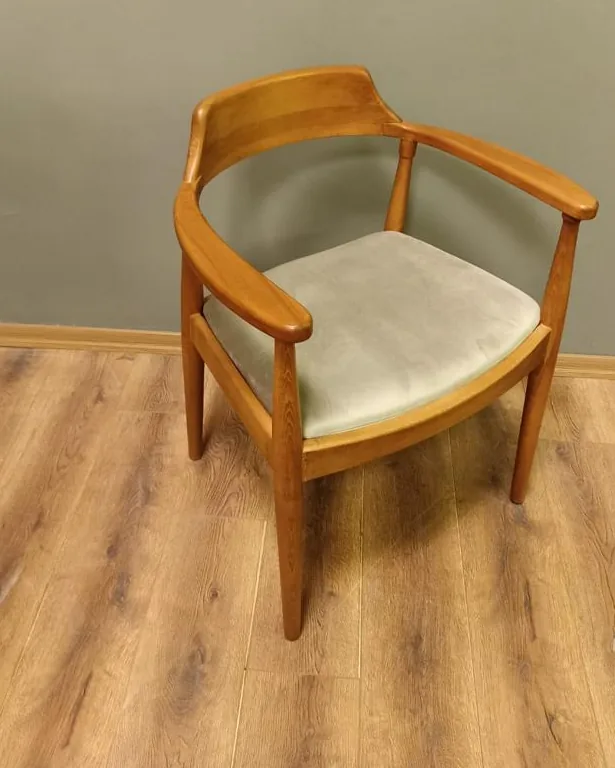 Ahşap Kolçaklı Yuvarlak Sırtlı Sandalye