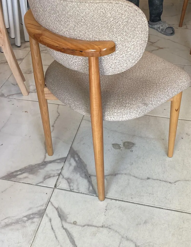 Bukle Kumaş Ahşap Kolçaklı Sandalye