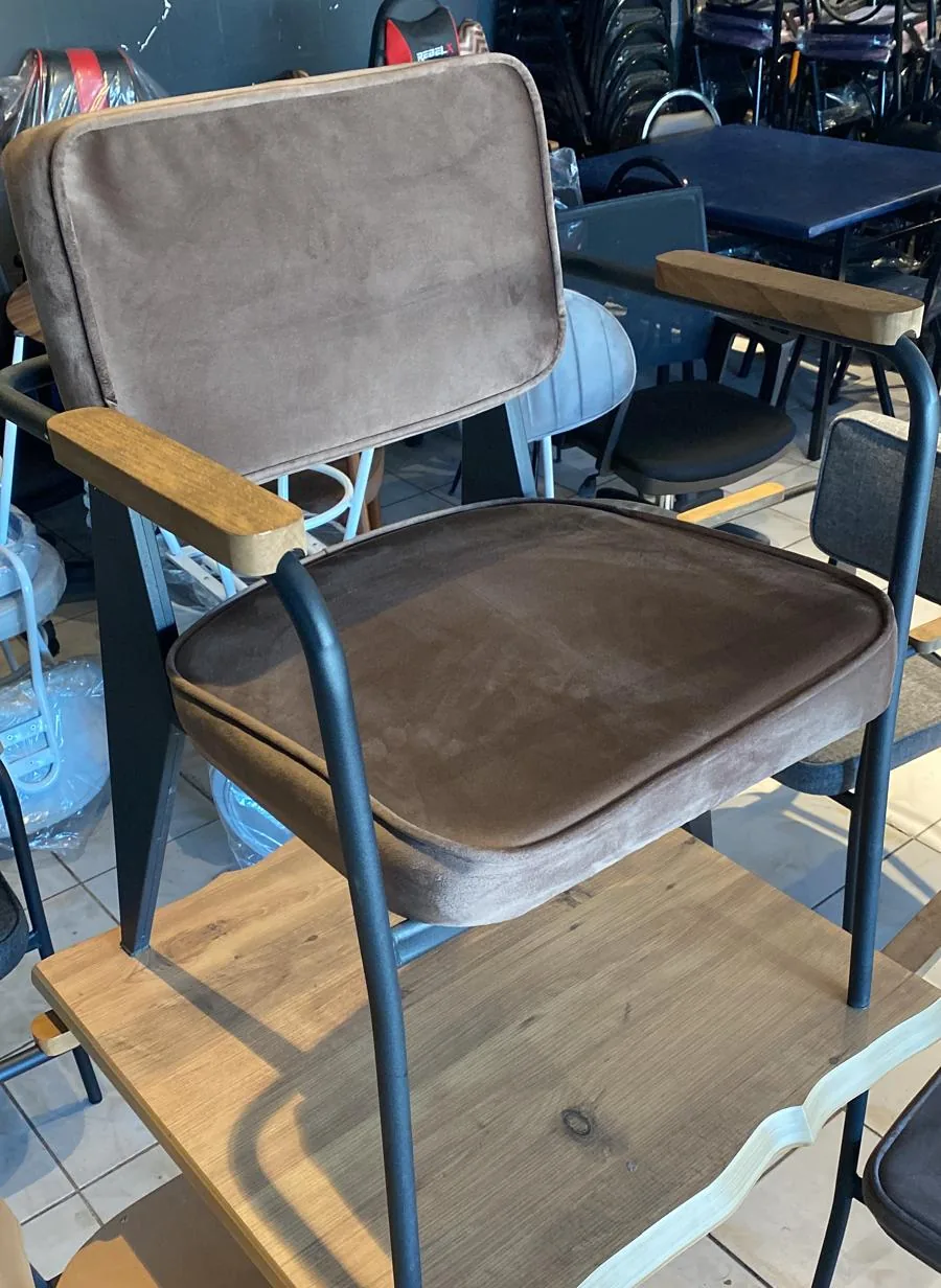 Kadife Döşemeli Kolçaklı Metal Sandalye