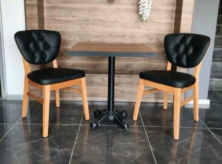 Kapitone Sırtlı Ahşap Sandalye