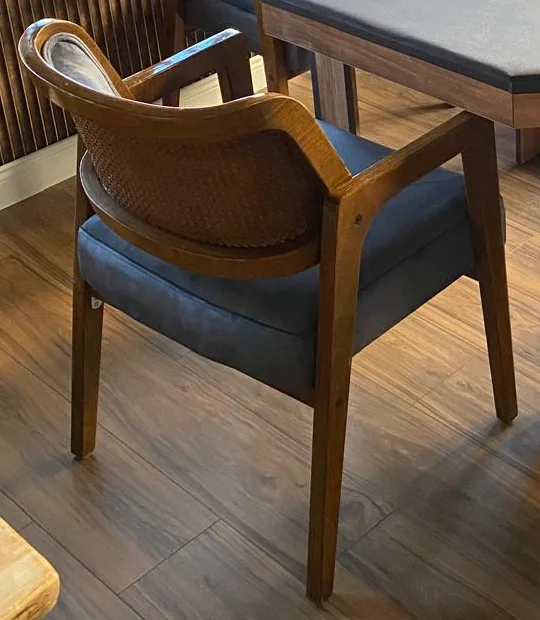 Rattan Sırtlı Ahşap Kolçaklı Sandalye